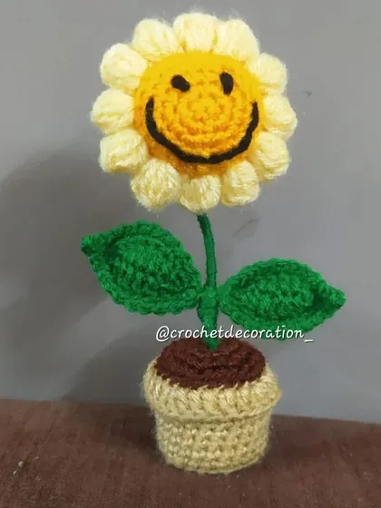 Brighten up any desk or dashboard with our smiley sunflower in a mini pot. This cheerful crochet plant is guaranteed to bring a smile to your face and adds a pop of color without needing any sunlight or water.