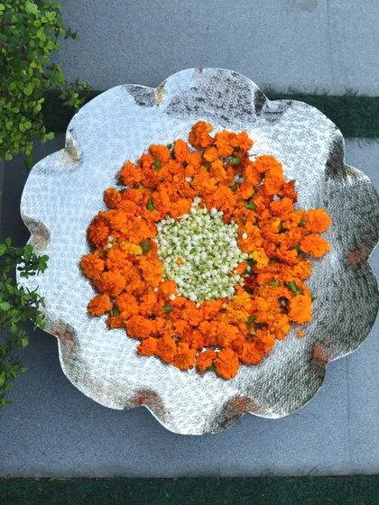 Another way to style the nickel-plated floral thal, here filled with marigolds and jasmine. Its versatility makes it a must-have for anyone who loves decorating for festivals.
