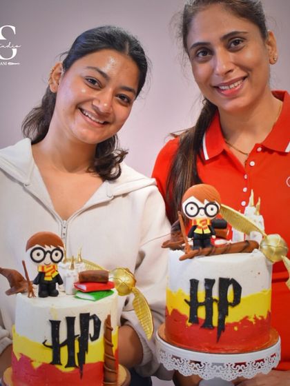 Two students, two magical Harry Potter cakes! It's amazing to see how each student brings their own touch to the theme during our buttercream masterclass.