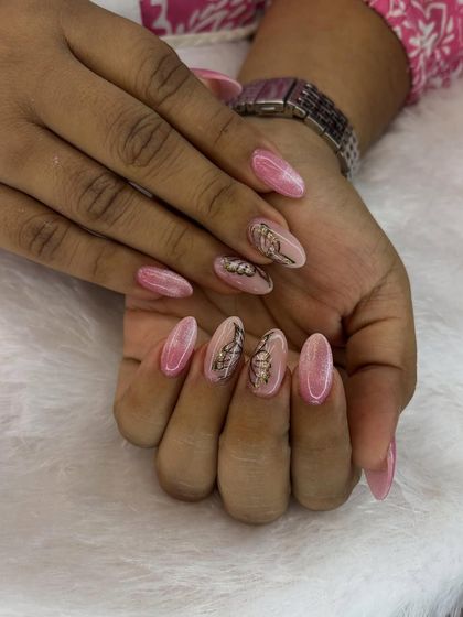 A soft and subtle design with a touch of character. This set features a shimmering pink base with delicate, snake-like art drawn in fine black lines.