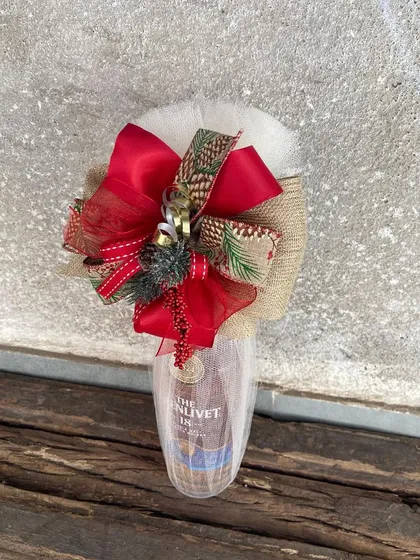 A duplicate of ID 91, this image showcases our festive bottle wrapping, perfect for Christmas or other winter holiday gifts.