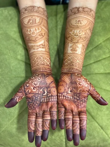 The same bridal mehendi against a different background, showcasing the consistent, rich stain.