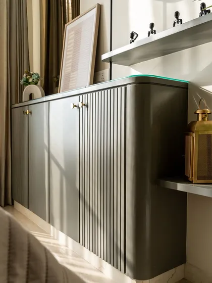 Lines that lead the eye, curves that calm the soul. This fluted matte-finish console is more than storage, it’s sculptural elegance. The ribbed detailing adds rhythm, while rounded edges soften the form.