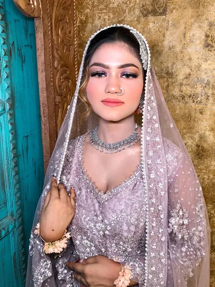 A final, confident pose, ready for her Nikaah or Walima.