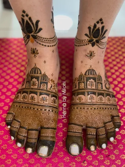 Another angle of the royal dome-themed foot mehendi. The lotus anklets add a touch of delicate beauty to the grand design.