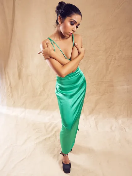 A dramatic and elegant look. I created a dark, sultry smokey eye to contrast with the vibrant green of the satin dress, paired with a sleek, pulled-back updo.