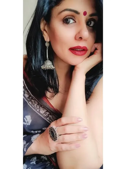 A close-up of the silver jhumka and ring, which are the statement pieces for this saree look.