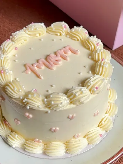 This elegant bento cake with "Mom" written in pink was part of my special Mother's Day hamper. The classic design with pearl sprinkles is timeless.