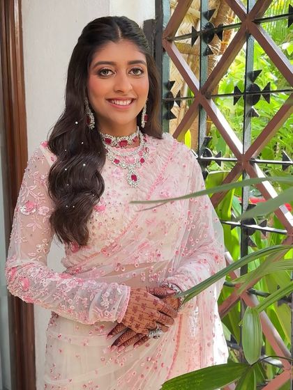 A smiling portrait that captures the fresh and delicate feel of this wedding look. The soft makeup ensures the bride looks like the best version of herself.