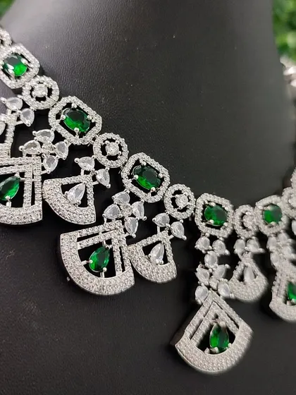 A close-up of the necklace from this green AD set, highlighting the fan-like design elements.