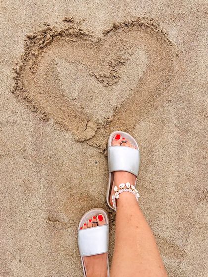 Beach days are the best days. A simple shell anklet and comfortable sliders are my go-to accessories for a relaxed day by the sea in Goa.