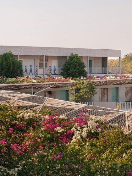 In addition to renovating the existing structure, we added a series of learning pavilions. Each pavilion features a colourful planted roof, which provides additional thermal comfort and a touch of nature.