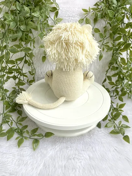 This majestic white lion has such a beautiful, full mane. I love making this sitting version, which is perfect for display in a nursery or for gentle play. The details on his paws make him extra special.