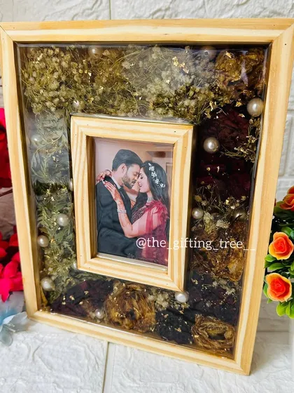 Another angle of the pinewood frame, highlighting the pearls and gold flakes mixed in with the flowers.