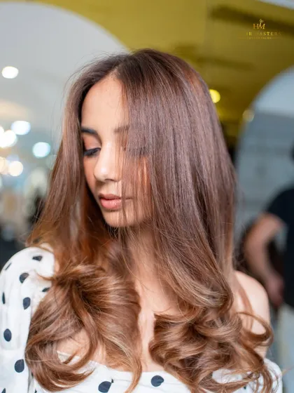 Styled with soft curls, this balayage shows beautiful dimension. The interplay of light and dark tones creates movement and depth.