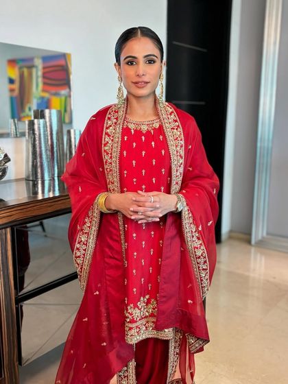 Another shot of this timeless and graceful look.