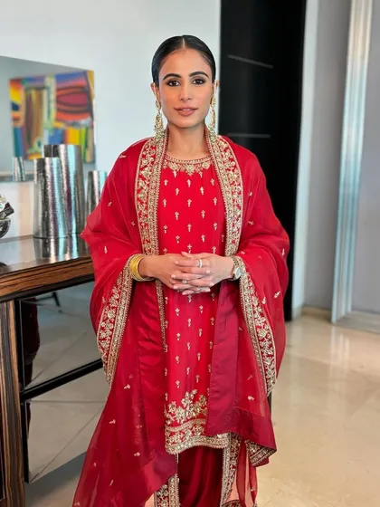 Another shot of this timeless and graceful look.
