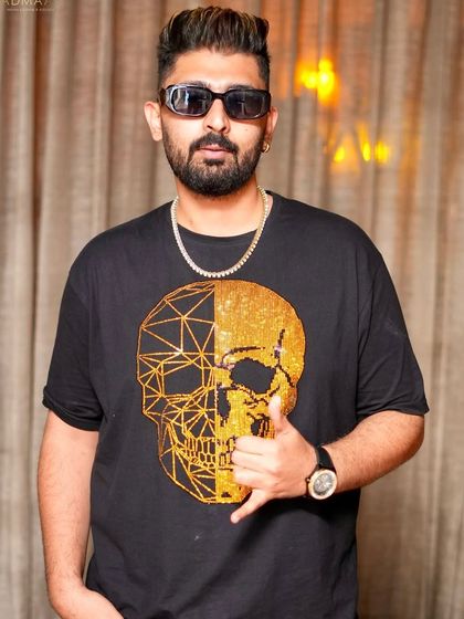 A cool and confident look from my gig at Nevermind.