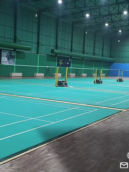 The combination of BWF-approved synthetic mats and underlying wooden flooring offers the ideal balance of grip, shock absorption, and player comfort. This setup is crucial for high-intensity training and helps reduce the risk of joint injuries.