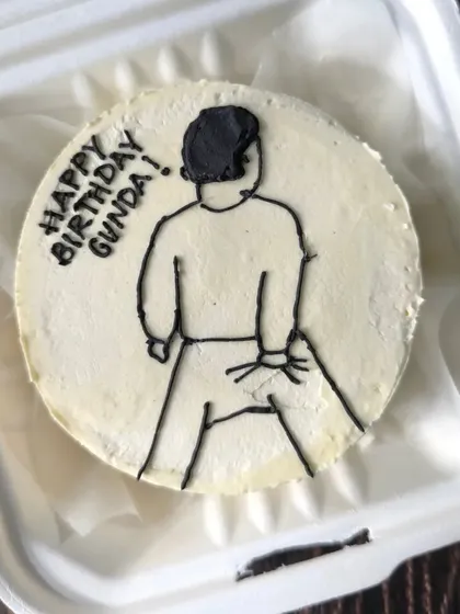 Inside jokes make the best cakes. This custom bento was designed for a friend with the nickname "Gunda," featuring a funny illustration that was meaningful to them.