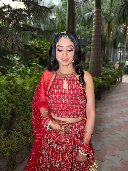 A beautiful shot of our Garhwali bride. The soft curls and delicate maang tikka perfectly frame her face, complementing the sparkling makeup for her engagement.