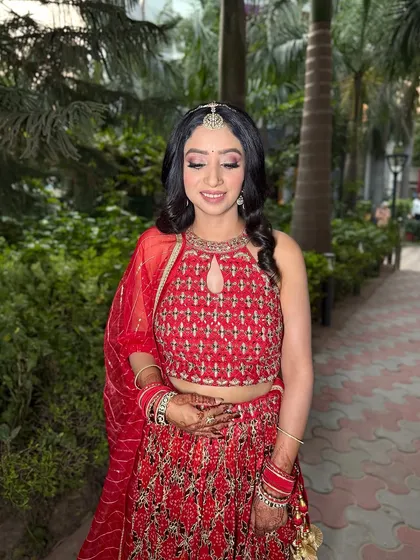 A full-length view of our Garhwali bride. Her joy and confidence are the best results we could ask for.