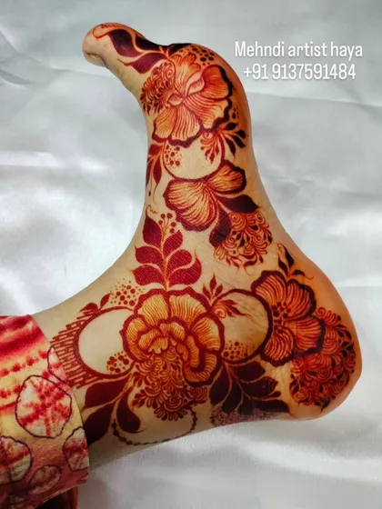 The stain on this floral foot design is developing beautifully. The contrast between the lighter and darker areas shows the depth of the color.