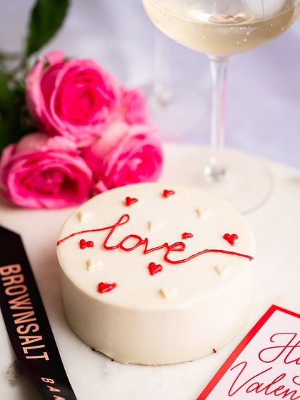 A "love" bento cake, perfect for Valentine's Day. This mini cake is an elegant and personal way to express your feelings, especially when paired with flowers or champagne.