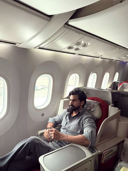 Jet-set style perfected. Our grey co-ord set, featuring a comfortable shirt and cargo trousers, is the ultimate airport outfit for traveling in business class.