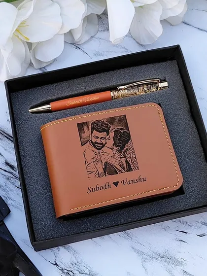 A view of the back of the sketch wallet, showcasing the detailed photo engraving. This combo, including the personalized pen, makes for a deeply personal and cherished gift.