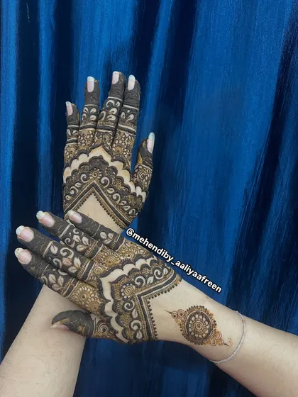 Another look at the Pakistani-inspired palm design against a different background.
