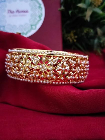 A single 'रातरानी' (Rat-rani) bangle, perfect for those who prefer a more minimalist style.