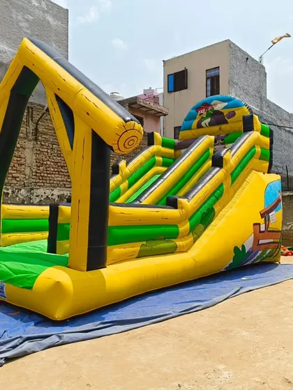 A barn-themed inflatable slide. The wood-grain texture printing and barn-style roof make it a unique piece for farm-themed events or venues.