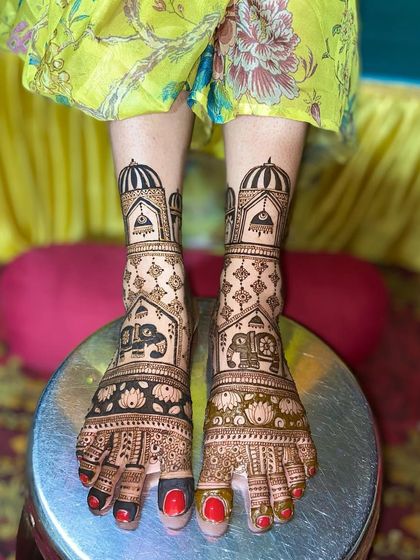 A full, clear shot of the royal-themed foot mehandi, showing how all the elements come together beautifully.