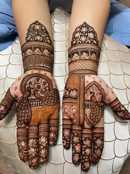 A stunning Karwa Chauth design featuring majestic peacocks and lotus flowers. This is a popular choice for those who love traditional Indian motifs in their henna.