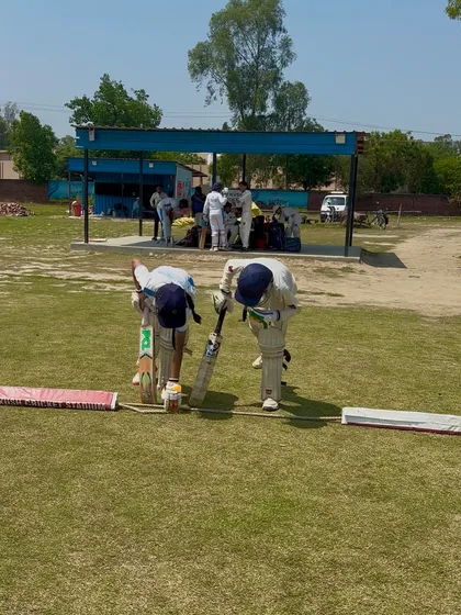 The openers get ready, marking their guard. The chase is on.