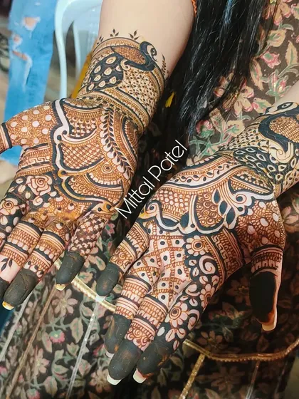 A lovely design centered around a peacock motif. The patterns flow beautifully from the wrist to the fingertips, creating a graceful and eye-catching look.