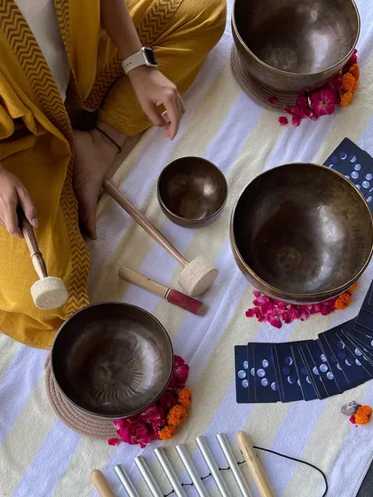 A closer look at the beautiful setup for a sound healing session, featuring Tibetan bowls, chimes, and oracle cards. Every detail is chosen to enhance the restorative experience.
