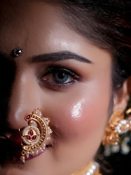 A close-up on the details of this traditional Narali Purnima look. The glowing skin, sharp eye makeup, and classic Maharashtrian nath come together to create a stunning effect.