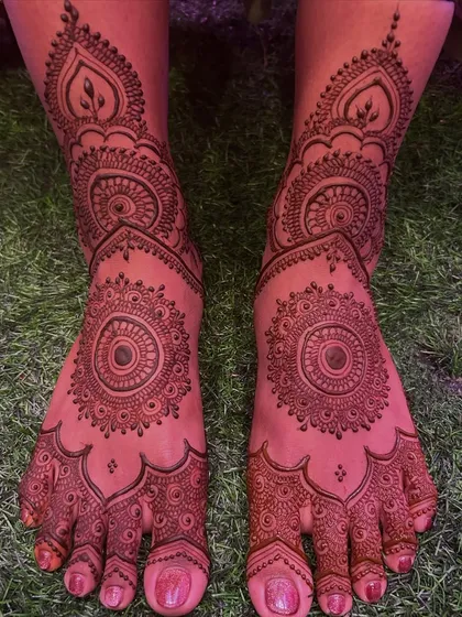 A classic mandala design for the feet, perfect for the bride who loves elegant and symmetrical patterns. The artwork extends from the toes to the ankles, ensuring a beautiful look from every angle.