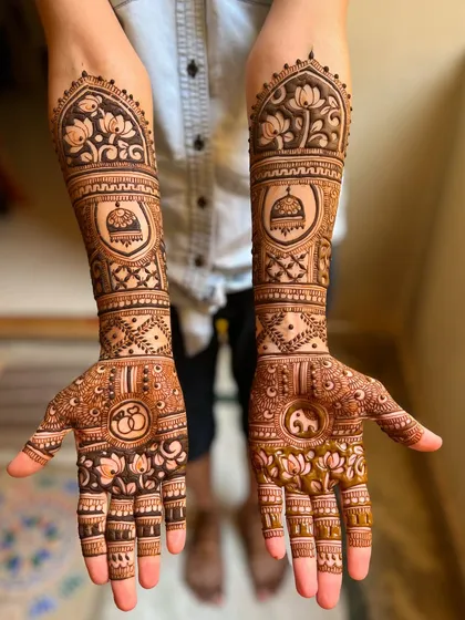 This engagement design has developed a beautiful, even stain, highlighting the yin-yang and ring motifs.