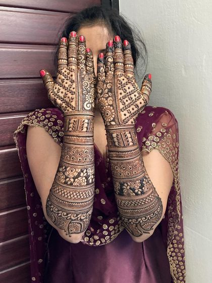 This bride requested a heavy, intricate design for the back of her hands, and I was happy to deliver. The dense patterns create a rich and luxurious look.