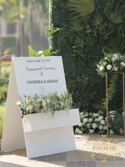 The welcome sign in its setting, placed at the entrance to the garden.