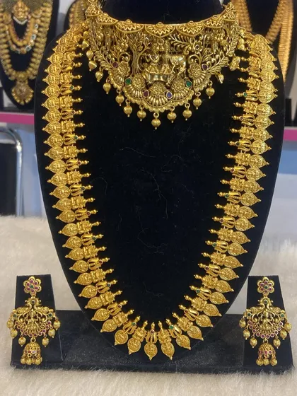 A classic Manga Malai (mango motif) long necklace paired with a matching temple choker. This is a timeless design for any South Indian bride.