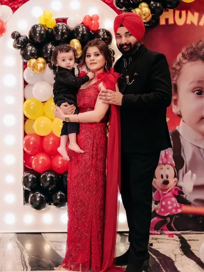 A classic family photo in front of a festive balloon arch. Capturing the whole family together is a key part of my birthday party coverage.