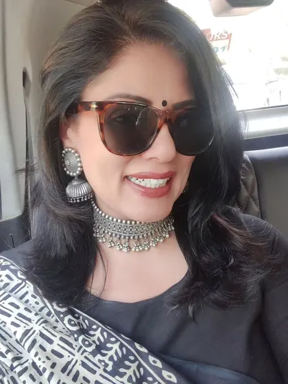 Sometimes, the accessory decides the outfit. This 925 silver choker was the starting point for my entire look. The right piece of jewellery has the power to transform even the simplest outfit, and I love helping clients discover statement pieces that reflect their personality.