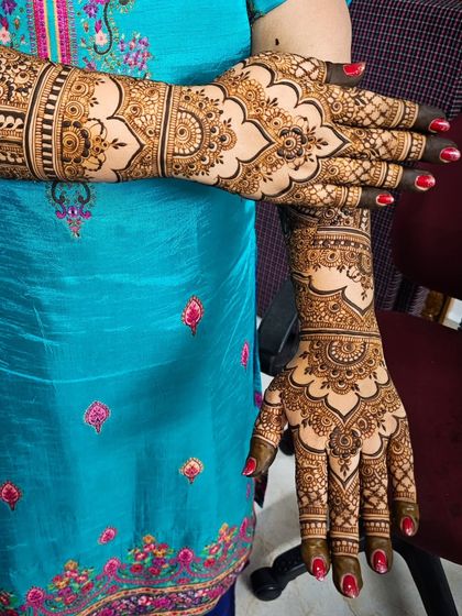 A beautiful example of dome-centric design on the back of the hands, creating an architectural and regal look.