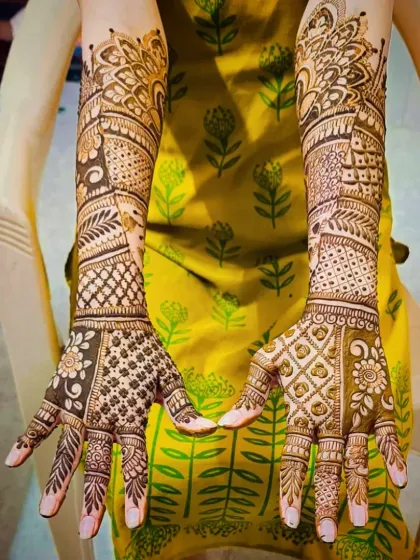A beautiful back-of-hand design with a mix of dense and spaced-out patterns, creating a balanced and elegant look.