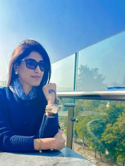 Here I am enjoying a sunny day out. My personal style is about feeling comfortable and chic, and this look reflects my philosophy of effortless elegance.