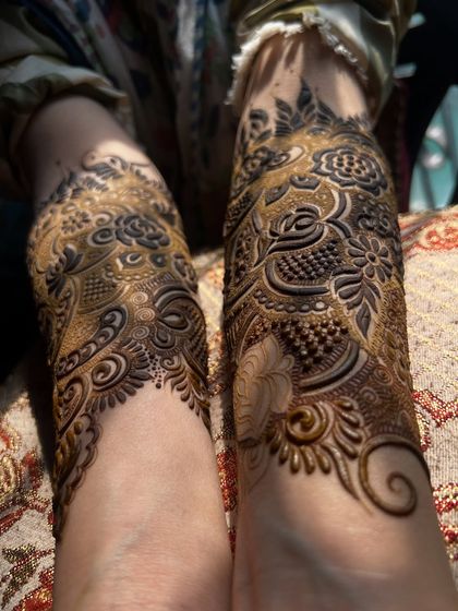 A final look at this intricate bridal henna. The design is packed with details, leaving very little negative space for a truly grand look.